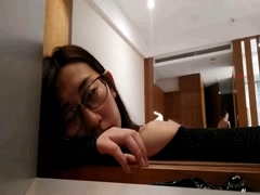 长得超漂亮的文艺范年轻小美女和老公一起酒店约网友玩群交